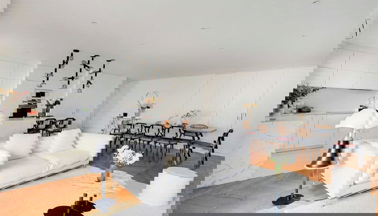 Foto 1 - Modern, Spacious Apartment Just Outside Paris