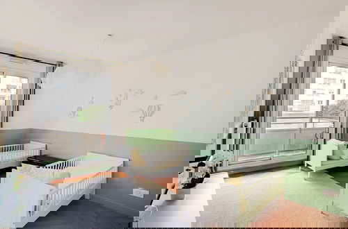 Foto 7 - Modern, Spacious Apartment Just Outside Paris