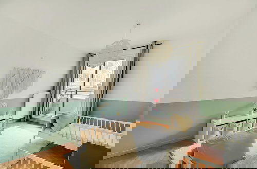 Foto 3 - Modern, Spacious Apartment Just Outside Paris