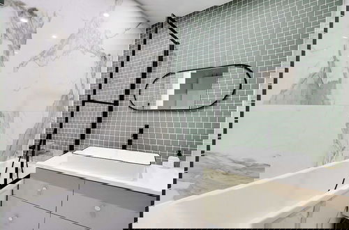 Foto 11 - Modern, Spacious Apartment Just Outside Paris
