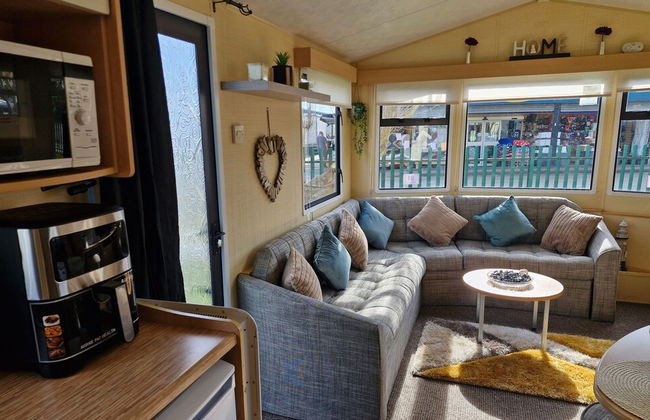3-bed Caravan - Sleeps 8 - Pool Onsite - Petsok - Photo 8