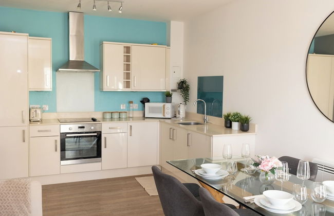 Stylish 2BR Apartment, Town Centre, Free Parking - Photo 10