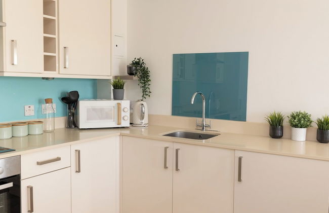 Stylish 2BR Apartment, Town Centre, Free Parking - Photo 12
