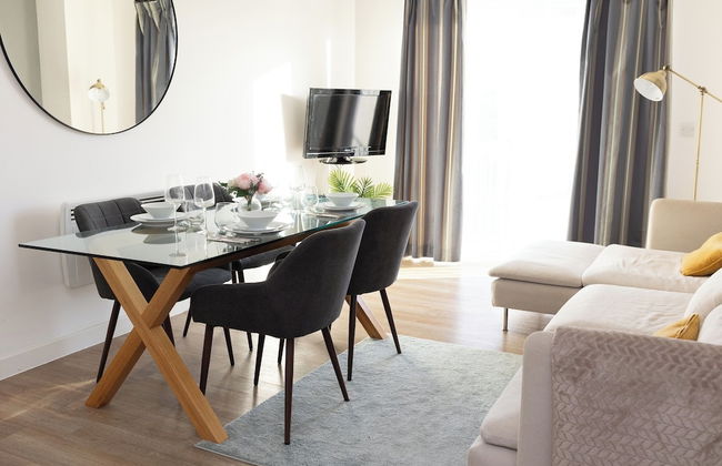 Stylish 2BR Apartment, Town Centre, Free Parking - Photo 13