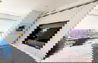 Foto 3 - Luxurious 3-bed Sky-high Battersea Gem