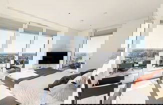 Foto 2 - Luxurious 3-bed Sky-high Battersea Gem