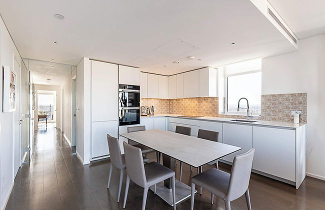 Luxurious 3-bed Sky-high Battersea Gem - Foto 10