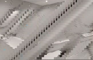 Photo 1 - Modern 3 Bedrooms Apt. 01 - Camberley