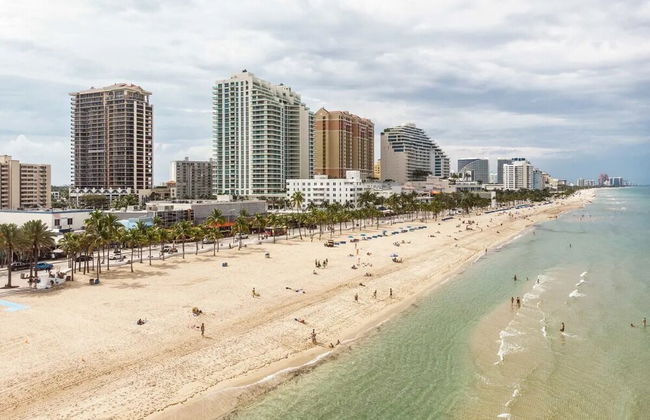 Luxe Beachfront Ft Lauderdale Resort Condo W/ Pool 1 Bedroom Apts by RedAwning - Foto 19
