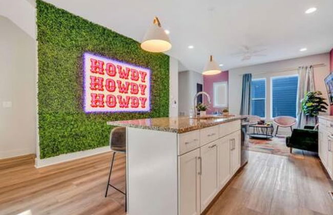 NEW Pink Howdy Oasis 13 Beds Rooftop View Parking - Foto 9