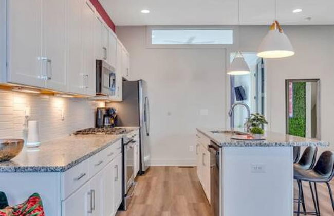 NEW Pink Howdy Oasis 13 Beds Rooftop View Parking - Foto 36