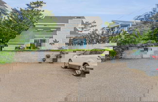 Foto 2 - Oasis Steps From Beach Outdoor Shower and Dining