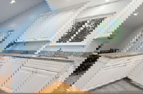 Foto 47 - Oasis Steps From Beach Outdoor Shower and Dining