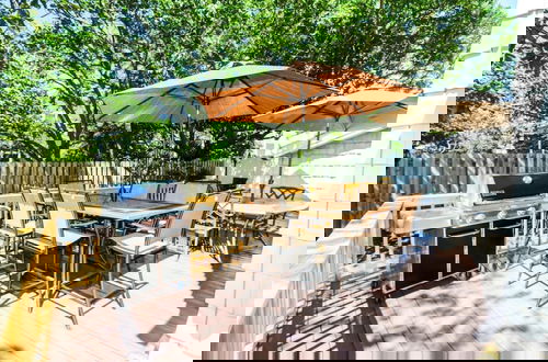 Foto 7 - Oasis Steps From Beach Outdoor Shower and Dining