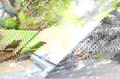 Foto 8 - Oasis Steps From Beach Outdoor Shower and Dining