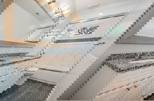 Foto 59 - Oasis Steps From Beach Outdoor Shower and Dining