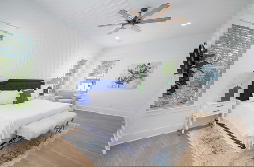 Photo 12 - Mockingbird by Avantstay Modern Design Minutes From the Beach