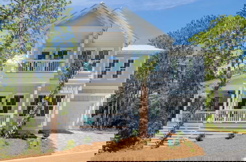 Photo 19 - Mockingbird by Avantstay Modern Design Minutes From the Beach