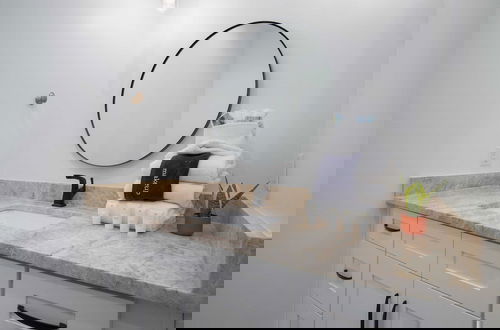 Photo 15 - Mockingbird by Avantstay Modern Design Minutes From the Beach