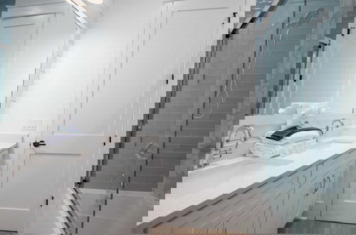 Photo 10 - Mockingbird by Avantstay Modern Design Minutes From the Beach