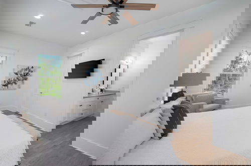 Photo 18 - Mockingbird by Avantstay Modern Design Minutes From the Beach