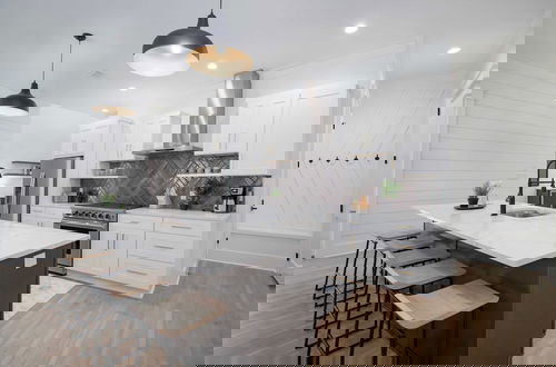 Photo 5 - Mockingbird by Avantstay Modern Design Minutes From the Beach