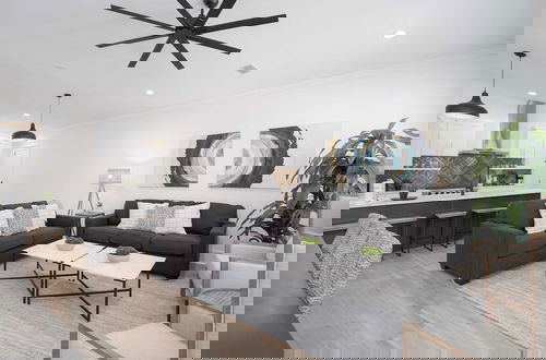 Photo 20 - Mockingbird by Avantstay Modern Design Minutes From the Beach