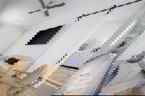 Photo 9 - Mockingbird by Avantstay Modern Design Minutes From the Beach