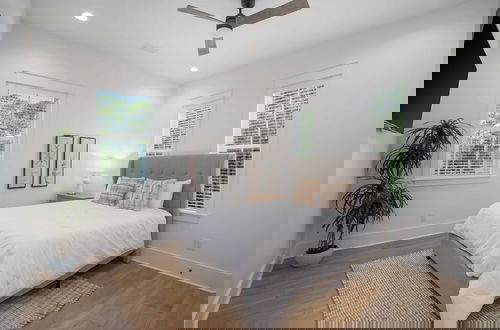 Photo 21 - Mockingbird by Avantstay Modern Design Minutes From the Beach