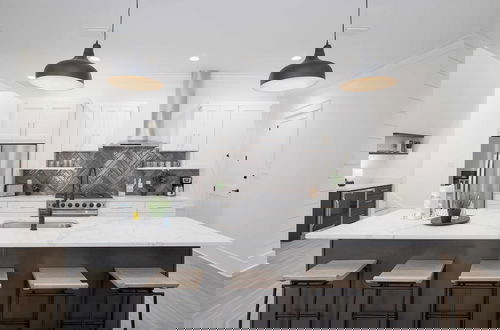Photo 22 - Mockingbird by Avantstay Modern Design Minutes From the Beach