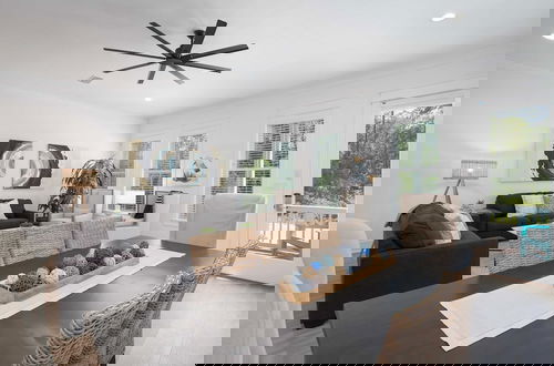 Photo 8 - Mockingbird by Avantstay Modern Design Minutes From the Beach
