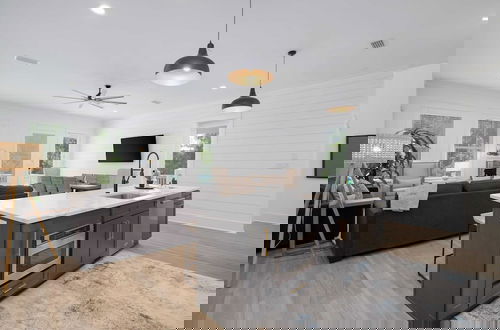 Photo 25 - Mockingbird by Avantstay Modern Design Minutes From the Beach