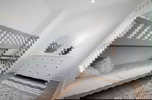Photo 4 - Mockingbird by Avantstay Modern Design Minutes From the Beach