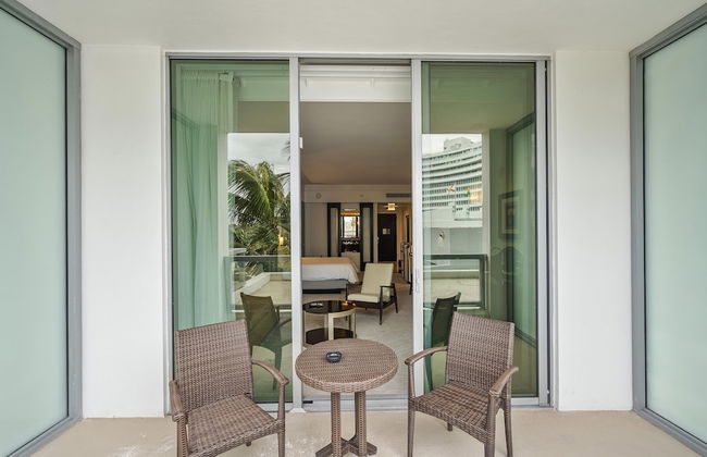Junior Suite 1 At Sorrento S- Fontainebleau Miami Beach Studio Bedroom Home by RedAwning - Photo 8