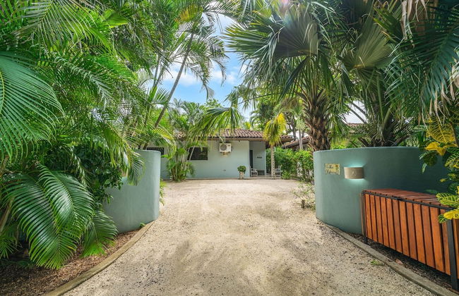 Tropical Retreat - Private Pool, Steps To Beach 2 Bedroom Villa by RedAwning - Foto 20