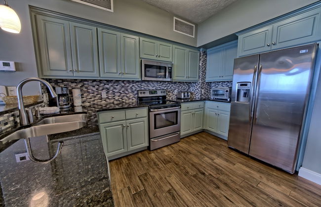 Pleasant Oceanfront Condo with Large Balcony and Beach Access - Unit 1605 by RedAwning - Photo 10