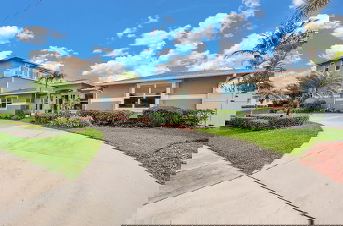 Foto 33 - Sandcastles of Marco Island Waterfront Private Pool by RedAwning