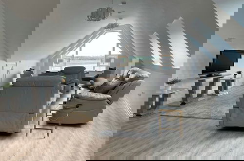 Foto 12 - Luxury Waterfront Apartment