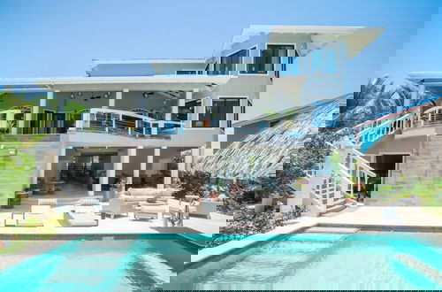 Foto 2 - Luxury Oceanfront Villa w 2 Pools Beach Pier