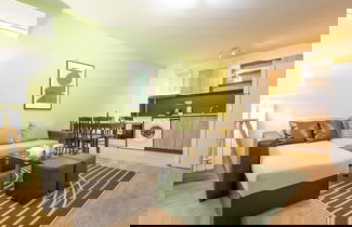 Foto 1 - Modern and Bright Apartments Near Center