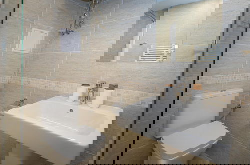 Foto 6 - Modern and Bright Apartments Near Center