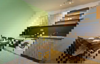Foto 2 - Modern and Bright Apartments Near Center