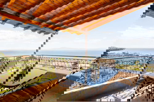 Foto 5 - Verga Beachside Getaway With Panoramic Seaviews