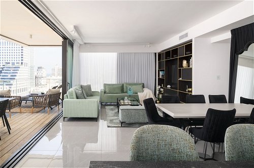 Photo 12 - Luxury with Terrace & Sea View by FeelHome