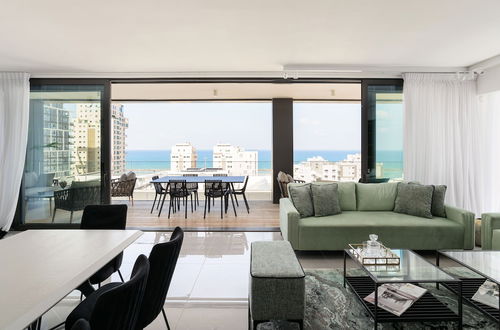 Photo 11 - Luxury with Terrace & Sea View by FeelHome