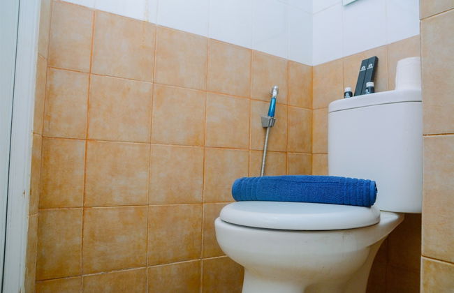 Fully Furnished and Cozy 2BR at Green Pramuka City Apartment - Foto 17