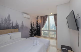 Foto 3 - Luxury And Strategic 1Br Apartment At The Empyreal Epicentrum