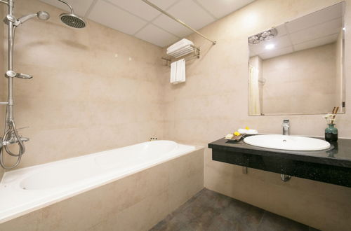 Photo 34 - Poonsa Duy Tan Hotel & Serviced Apartment