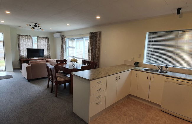 Cheerful 3BR Home - Free WiFi & Netflix - Foto 24