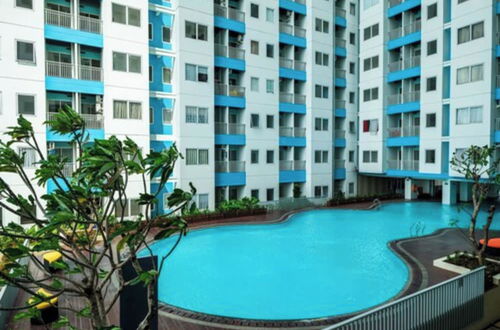 Foto 17 - Pool View Studio Room Apartment The Nest Puri